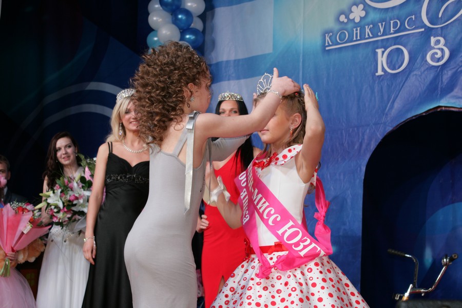 Маленькая Лиза Заворина надевает корону на Мини-мисс 2013